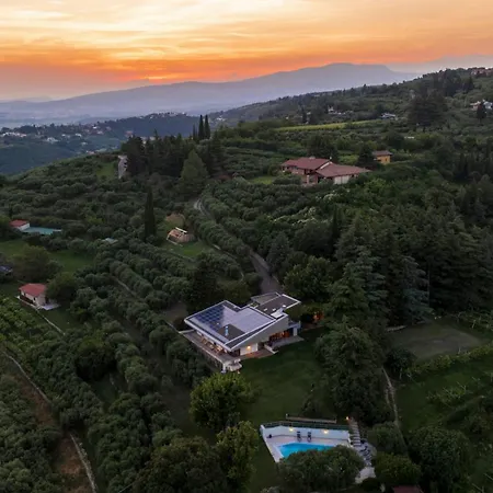 Villa Degli Ulivi 8, Emma Verona